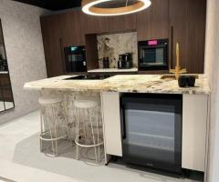 Showroom keuken met zeer exclusief werkblad en 7 apparaten!
