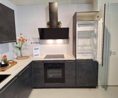 Showroomkeuken | Roden | hoekkeuken Speed in de kleur decor zwart beton