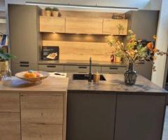 Showroomkeuken | Almelo | Eilandkeuken in vulkaangrijs met Eiken Sierra