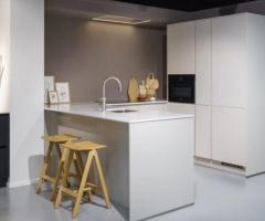 Easytouch zand ultramatte U-keuken met composiet werkblad