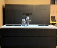 Moderne keuken met eiland en nieuw apparatuur - 1