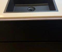 Moderne keuken met eiland en nieuw apparatuur - 5